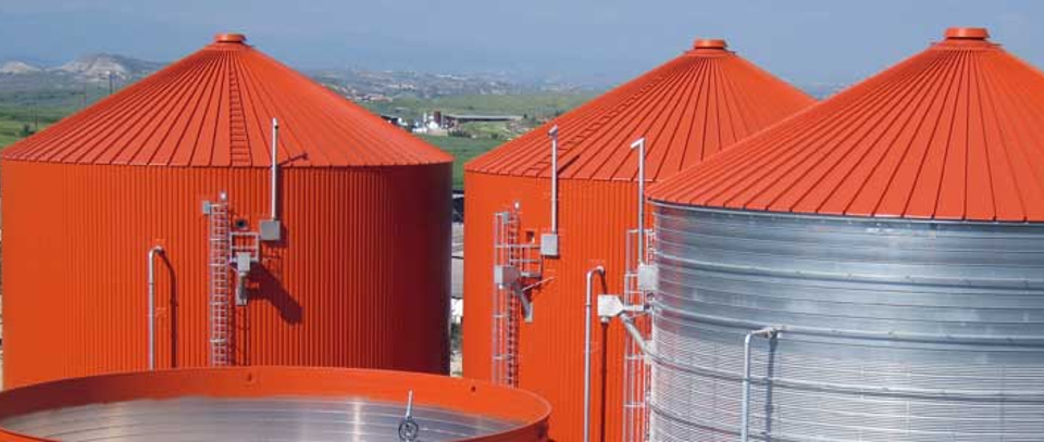 Lipp double-fold steel tank with a membrane roof